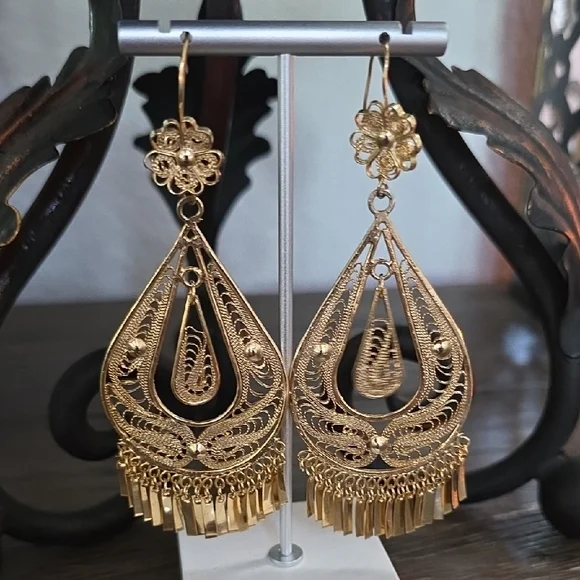 Elegant Gold Filigree Dangle Earrings - Picture 6 of 16